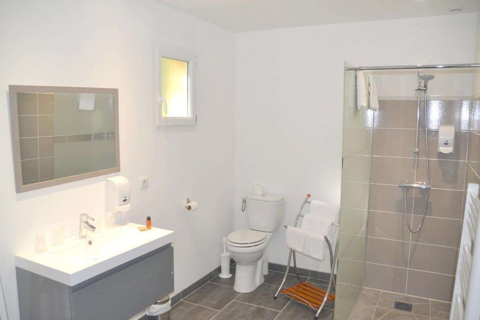 Hotel Les Grands Chenes Saint-Fargeau  Bilik gambar