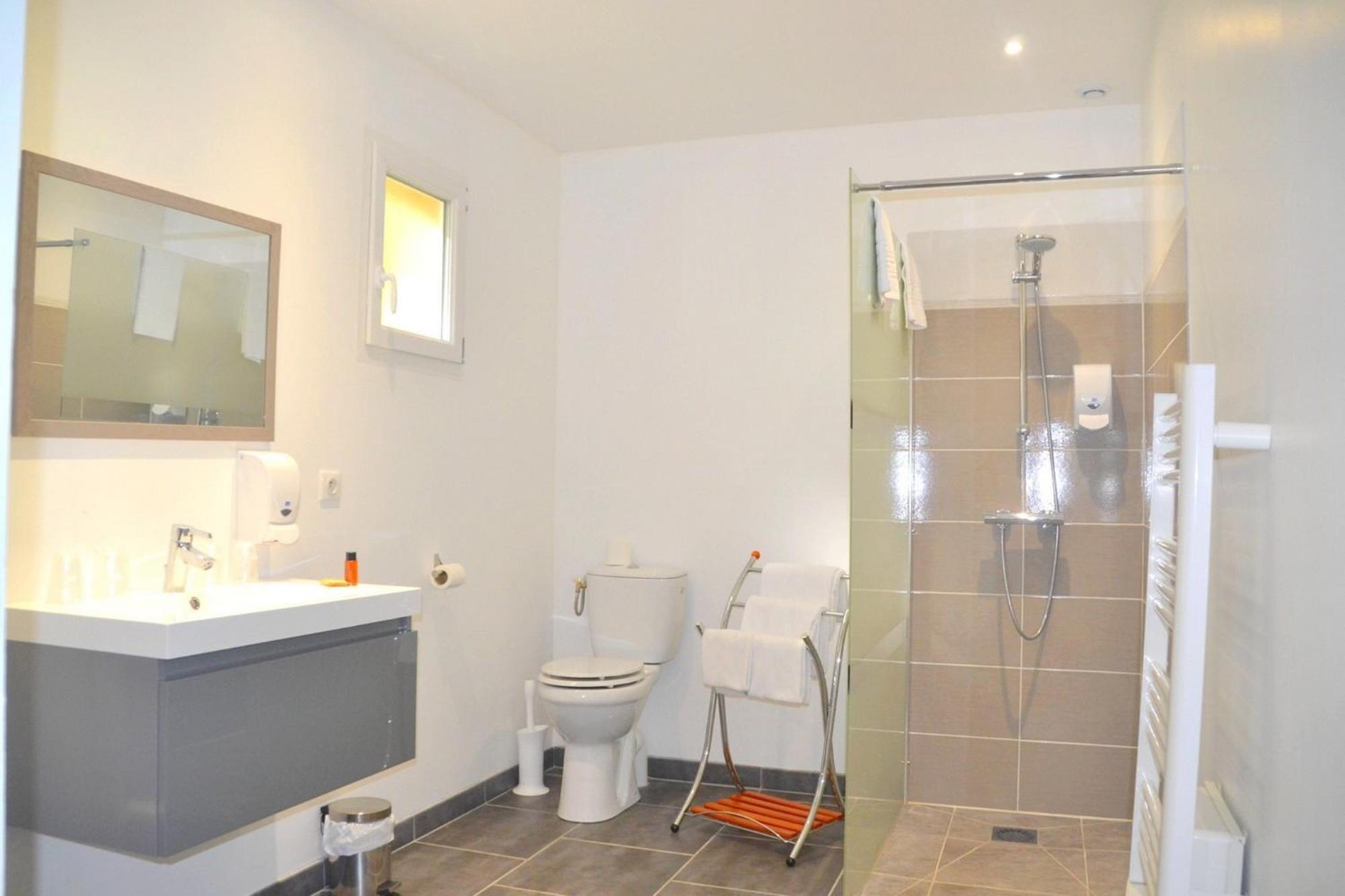 Hotel Les Grands Chenes Saint-Fargeau  Bilik gambar