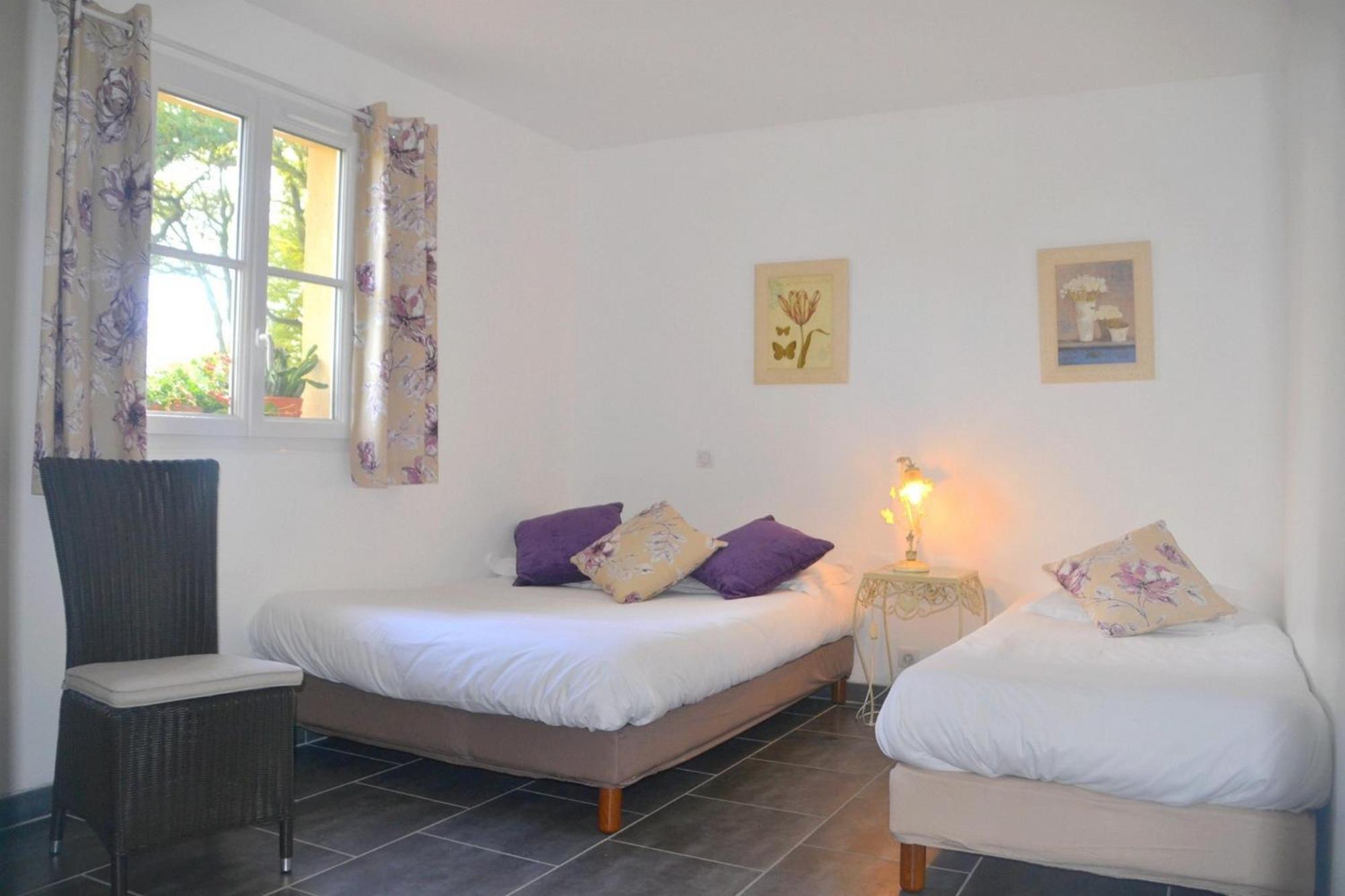Hotel Les Grands Chenes Saint-Fargeau  Bilik gambar