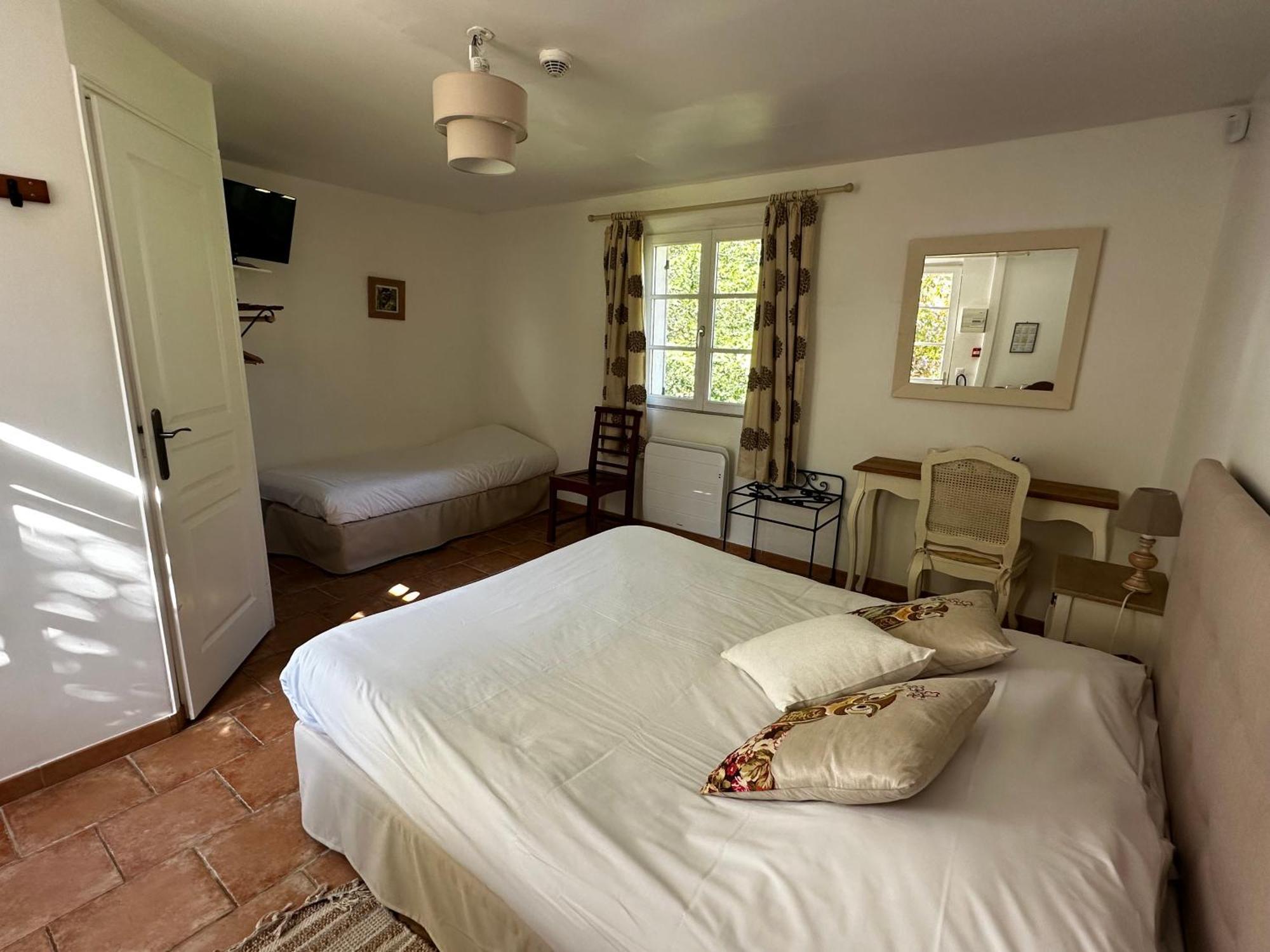 Hotel Les Grands Chenes Saint-Fargeau  Luaran gambar