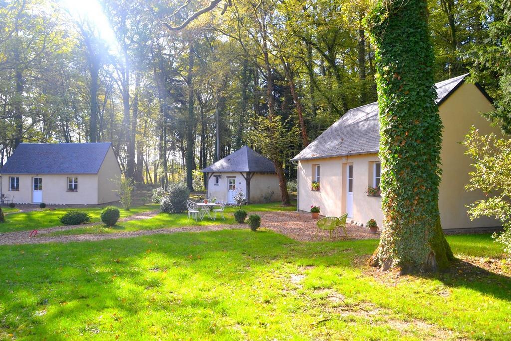 Hotel Les Grands Chenes Saint-Fargeau  Bilik gambar