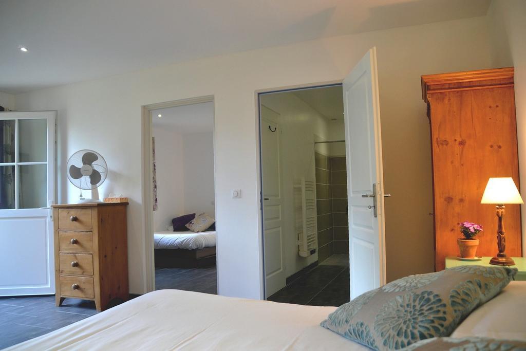 Hotel Les Grands Chenes Saint-Fargeau  Bilik gambar